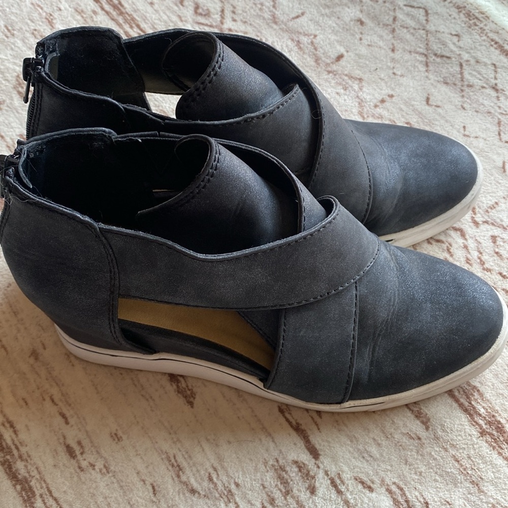 Maurice’s shoes - Picture 2 of 8